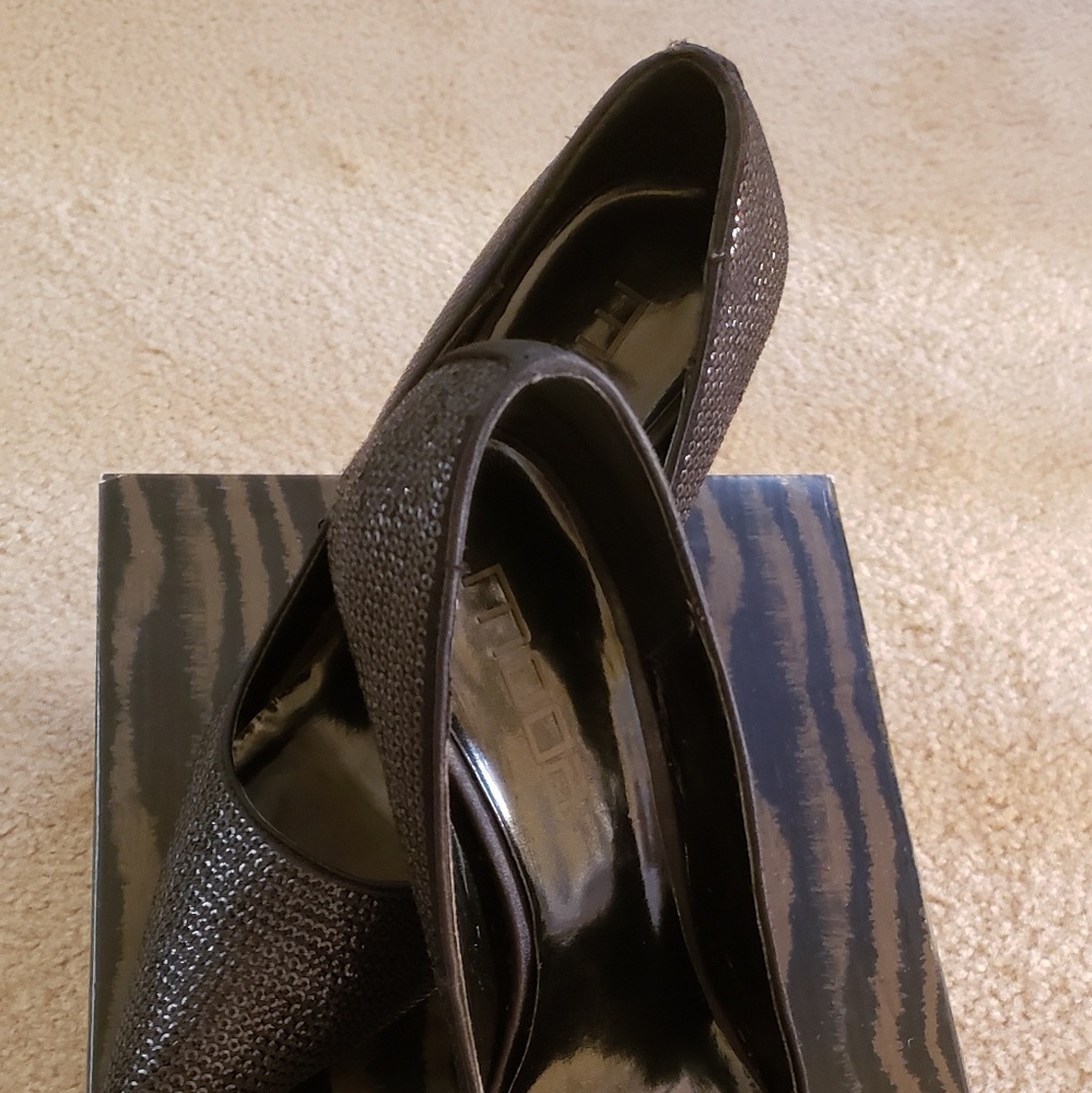 Pumps - Picture 4 of 10